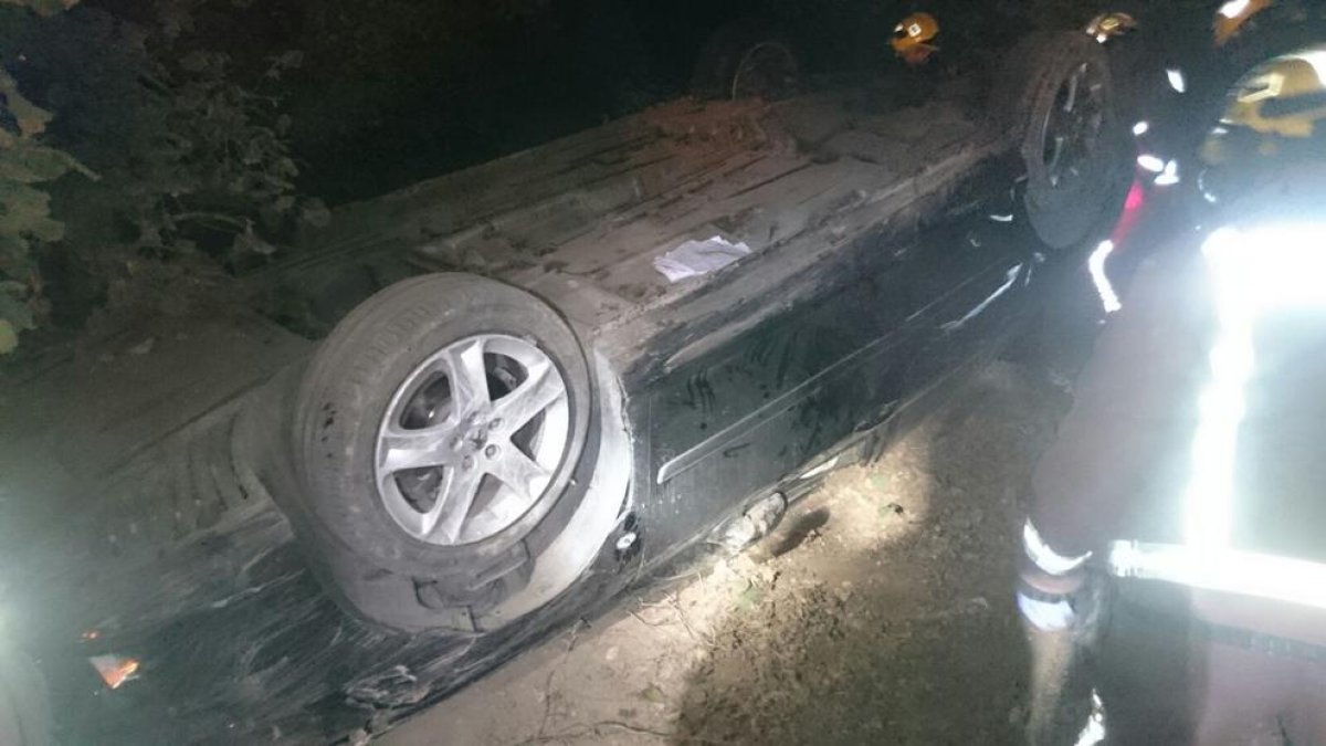 Troben un cotxe bolcat sense ningú a dins