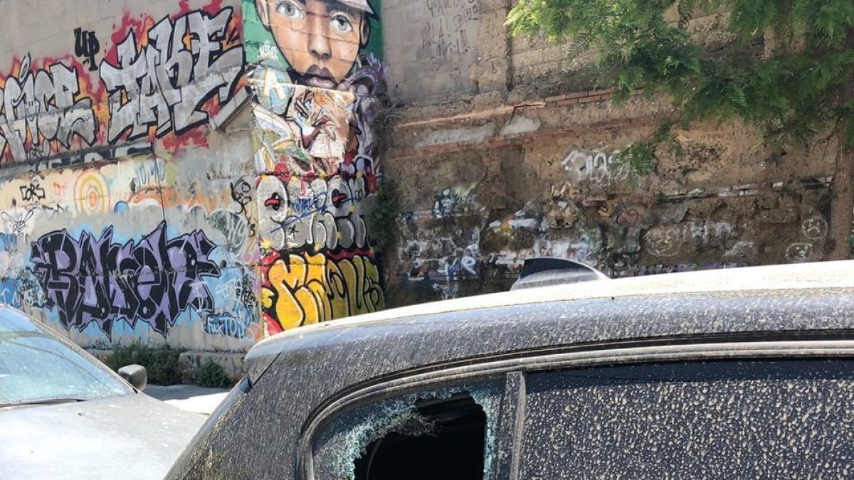 Vuelven a aparecer coches con los cristales rotos en la zona del pabellón Serrallo