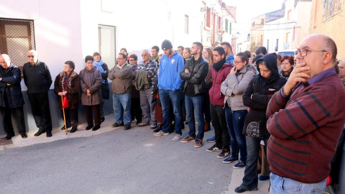 Concentració en record dels dos joves a la plaça de l'església de Masdenverge.