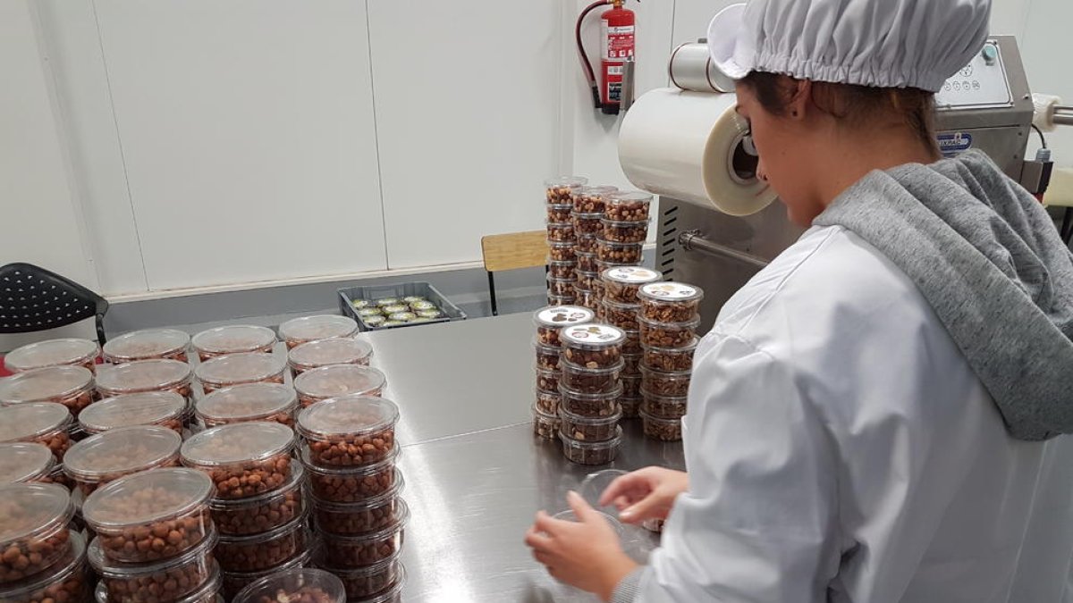 La Fundació Topromi envasa fruits secs de productors i crea llocs de treball