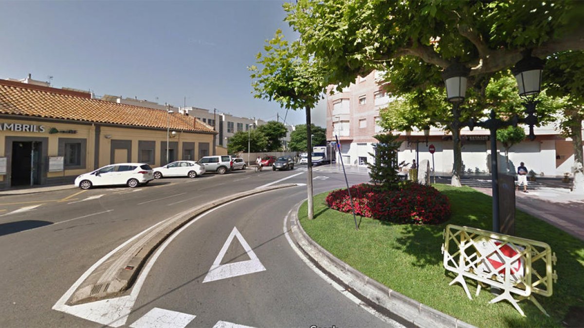 Una dona intenta evitar que un lladre fugi després de sorprendre'l al menjador de casa a Cambrils