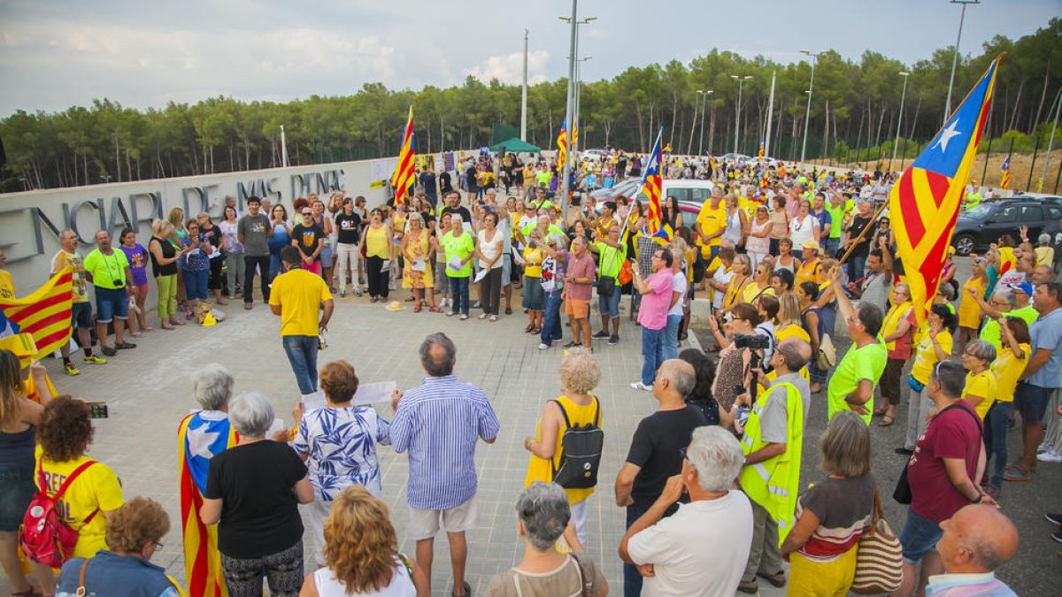 Centenares de personas se concentran en Mas d'Enric en apoyo a los presos y exiliados