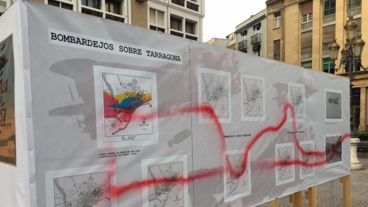 Apareixen pintades en un panell de l'exposició sobre els bombardejos de la Guerra Civil a Reus