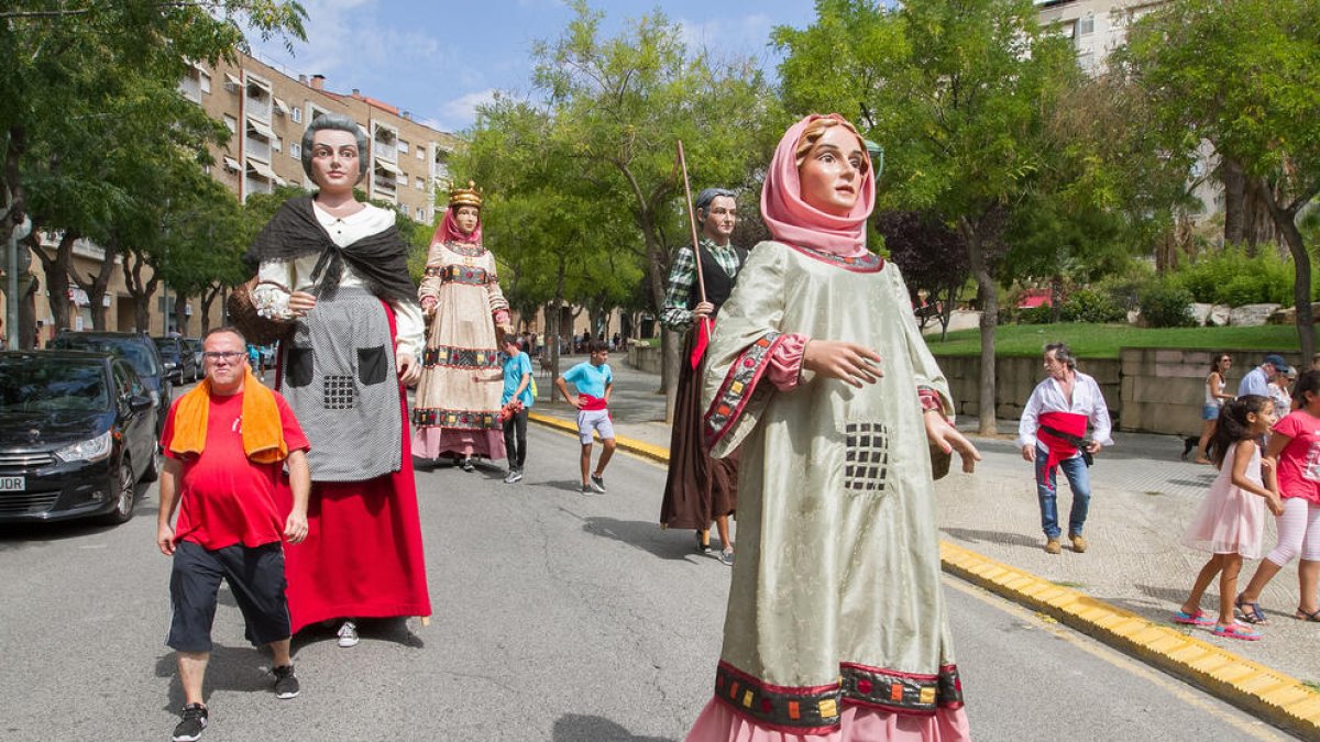 Una trobada de gegants anima les festes de Sant Pere i Sant Pau
