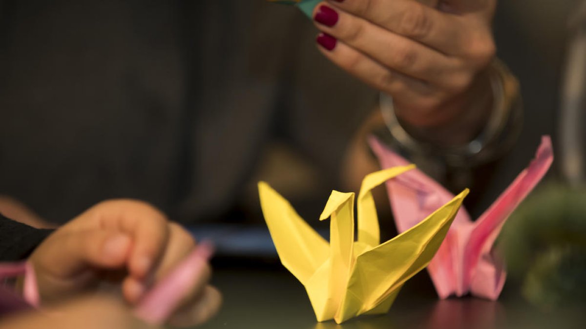 Los escolares de Tarragona realizan 24.000 origamis solidarios