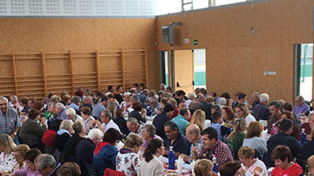 Un total de 200 personas en la comida solidaria de Albinyana para luchar contra el cáncer