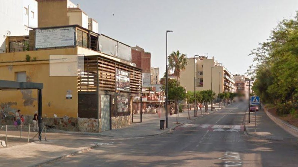 Amenaça diverses persones amb una arma simulada i fuig conduint sota els efectes de l'alcohol