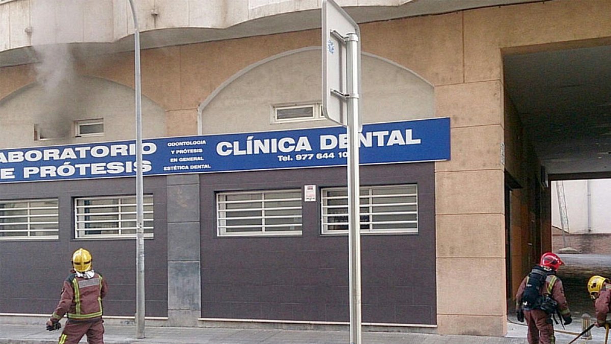 Un incendio en una clínica dental de Torredebarra obliga a desalojar todo el edificio