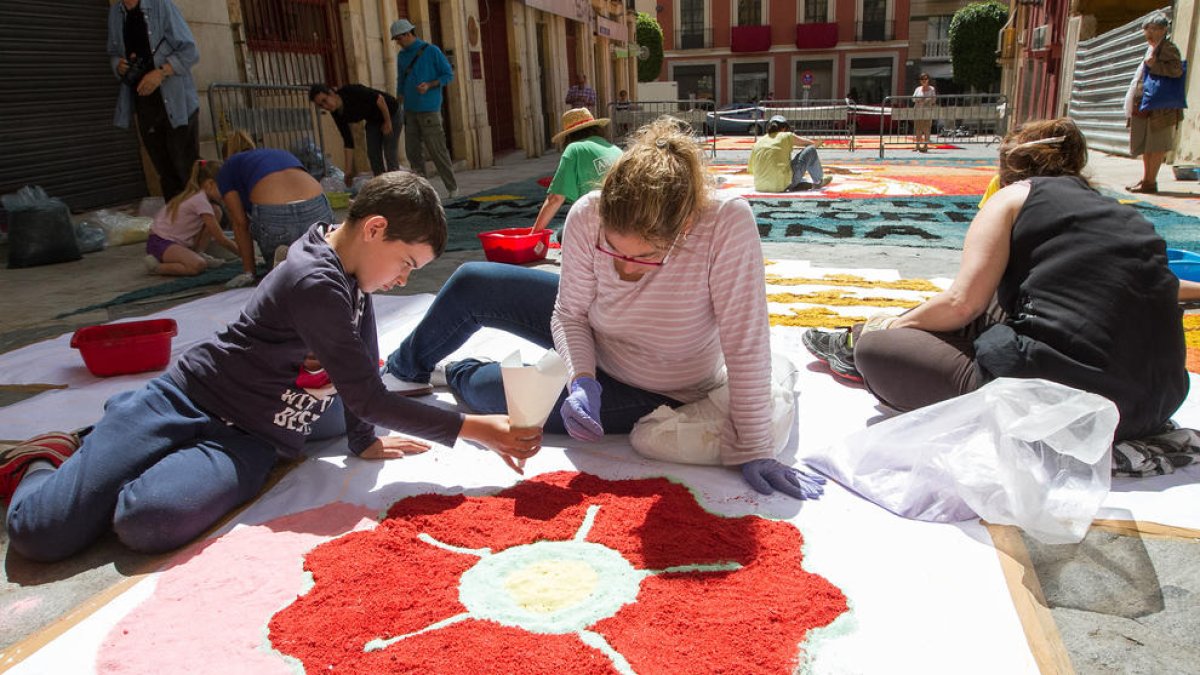 Las alfombras de flores llenan las calles de Reus