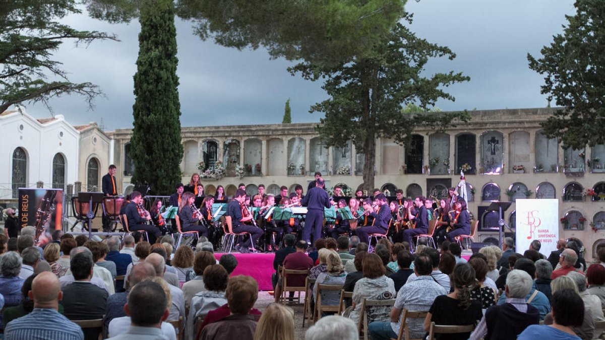 Concert per al record de les persones que reposen al Cementiri