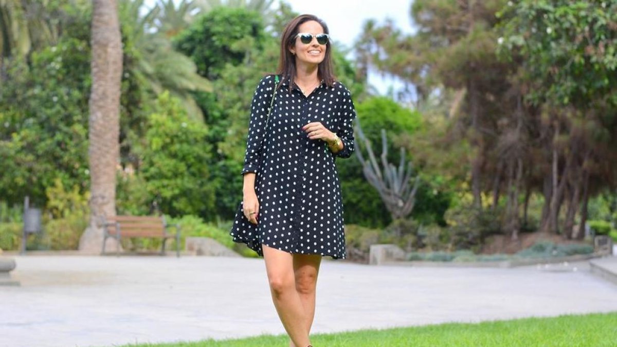 Un vestido de topos de Zara recuerda al furor de la cazadora amarilla