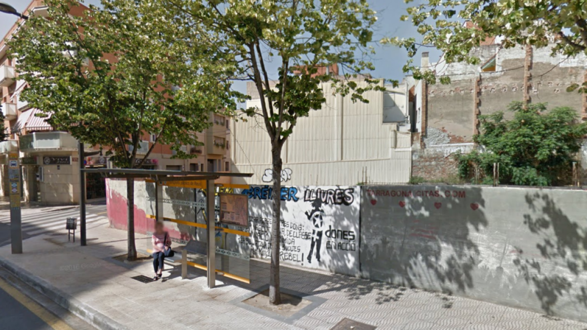 Un autobús col·lisiona contra una marquesina a Reus