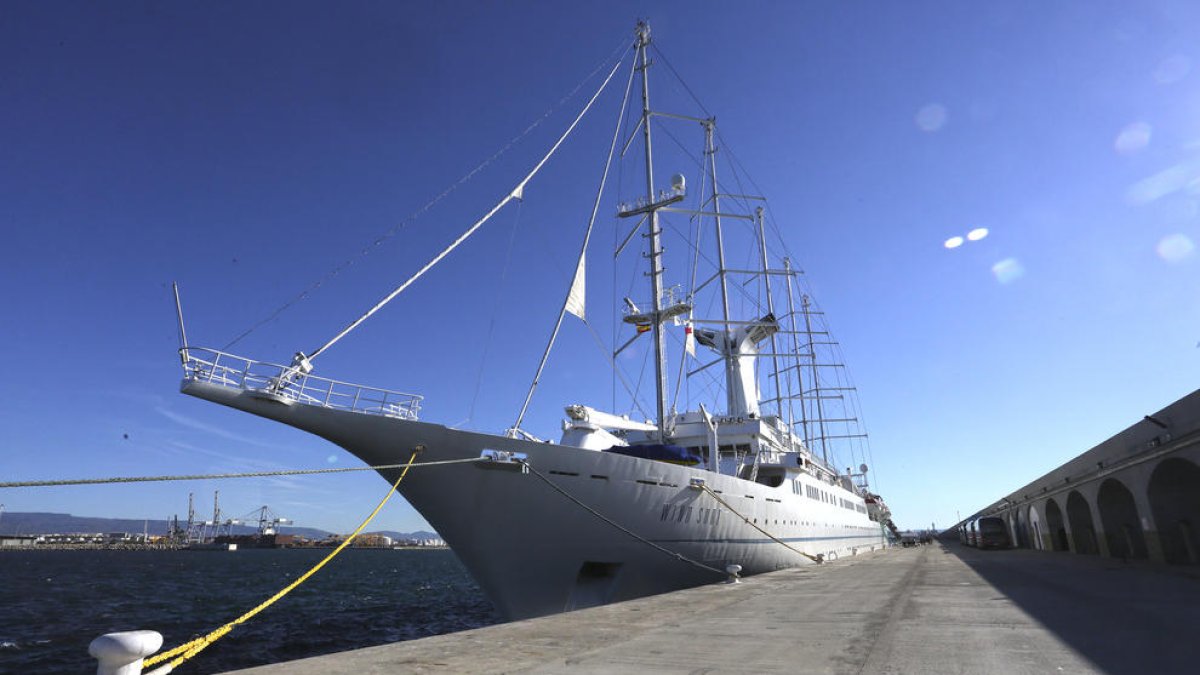 Cuarta parada del crucero 'Wind Surf' en el Puerto de Tarragona esta temporada