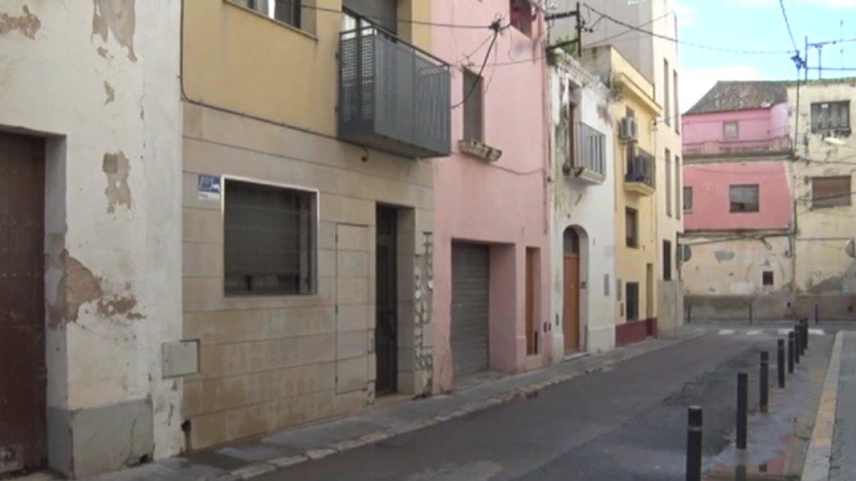 El incivismo de los ocupas obliga a marcharse los vecinos de un bloque del Vendrell