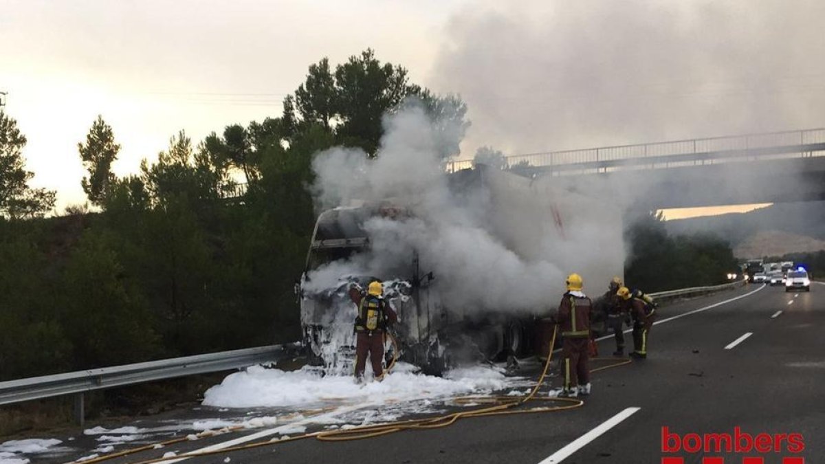 Un camión se incendia en Mont-roig y provoca quemaduras leves en el conductor