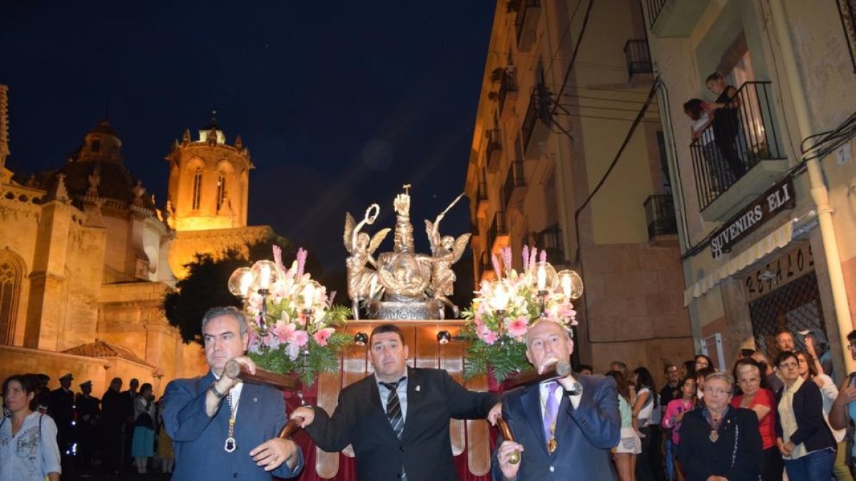 Los tarraconenses plantan cara a la lluvia para vibrar con la Professó del Braç