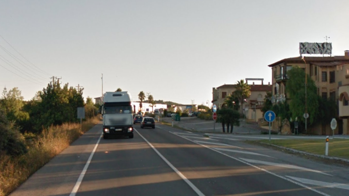 Detenen un camioner per conduir sextuplicant la taxa d'alcoholèmia i fent ziga-zagues