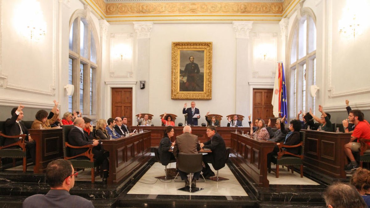 El ple suspèn l'avançament de tributs i Pellicer diu que «tirarem endavant»
