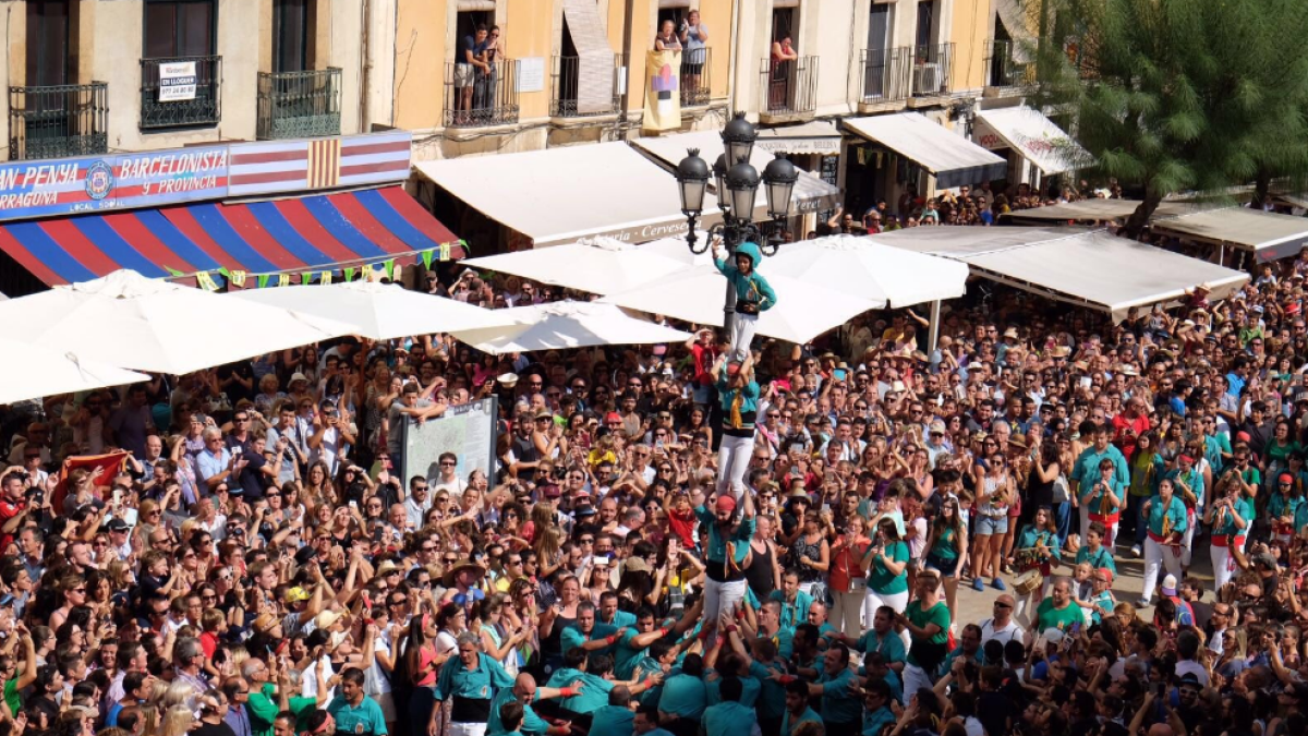 Els pilars caminant de les quatre colles aconsegueixen arribar a l'Ajuntament
