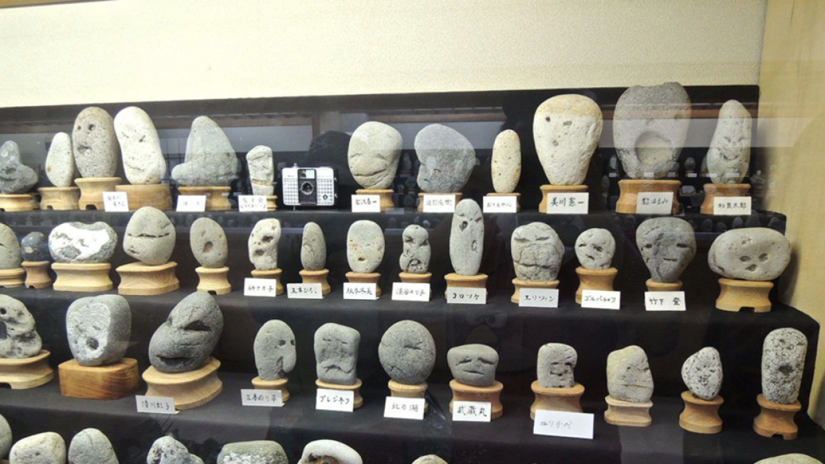 Un museo de piedras con rostros humanos