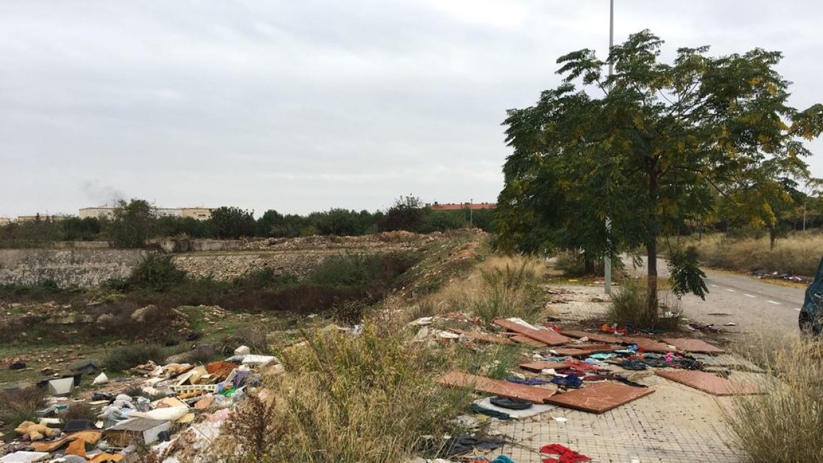 La zona de atrás de Les Gavarres se convierte de nuevo en un vertedero