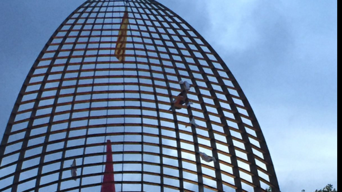 'Cuelga tú trapo' a una escultura