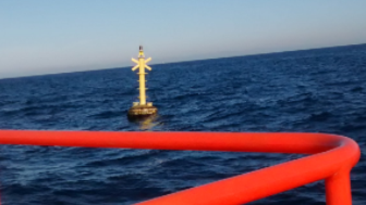 Salvamento Marítimo recoge una boya a la deriva de la costa tarraconense