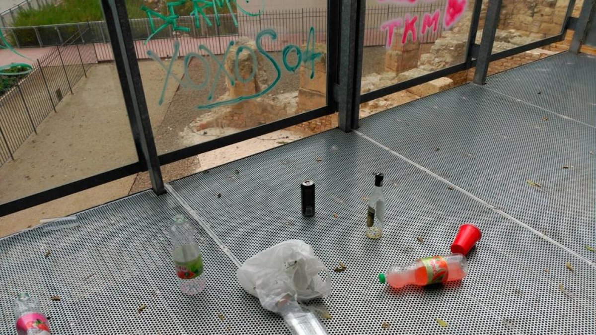El 'macrobotellón' del sábado en los Jardins del Vapor indigna a los vecinos