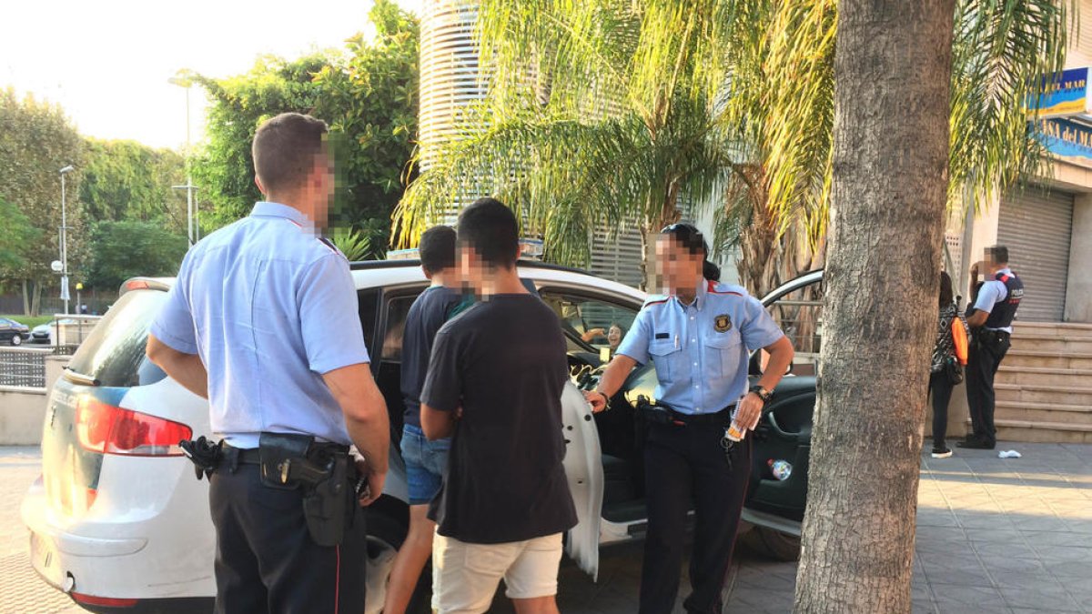 Jóvenes cono los Mossos en una imagen de archivo.