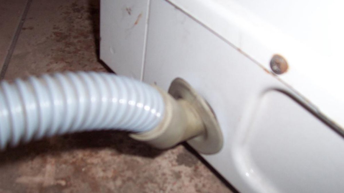 Atienden a dos personas al quemar la manguera de una lavadora