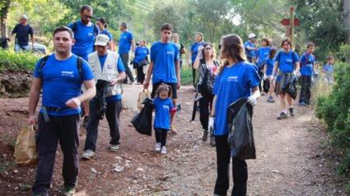 Un centenar de voluntarios se implican en la limpieza de la Vall del riu Glorieta.