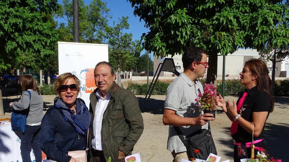 La Festa de les Flors recoge mil euros para la investigación|búsqueda de la hemiparesia infantil
