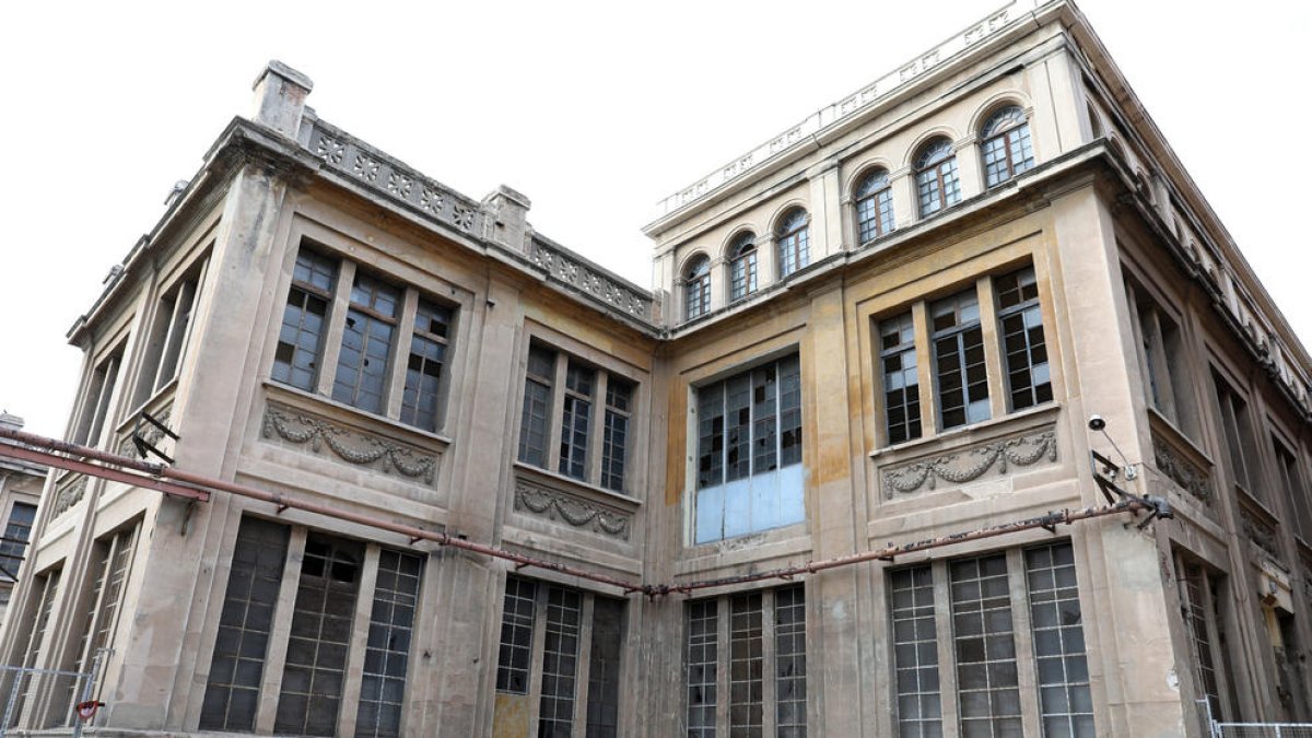 Gairebé deu anys després de tancar la Tabacalera segueix deteriorant-se