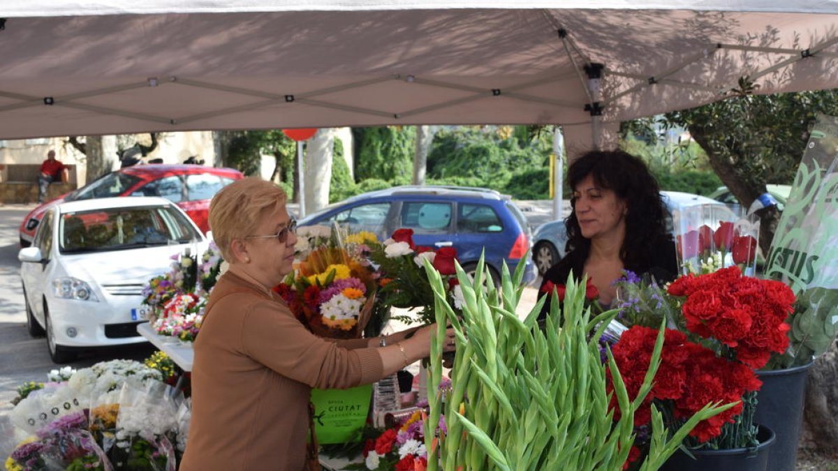 Els floristes de Tarragona lluiten contra l'intrusisme i la pèrdua del costum per Tots Sants