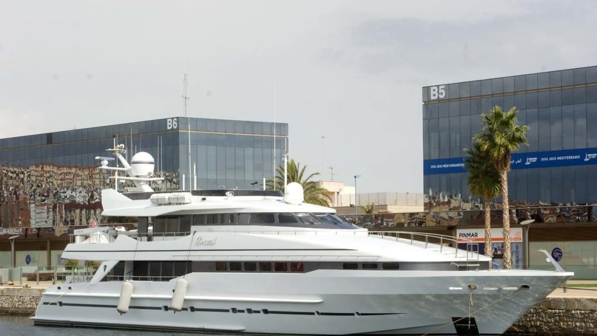 Un yate de 'superlujo' atraca en el Port de Tarragona