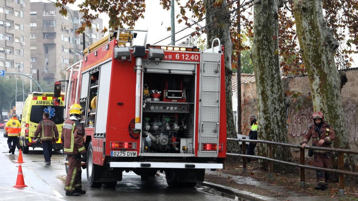 Una hoguera en una nave abandonada a la Tabacalera crea alerta entre los vecinos
