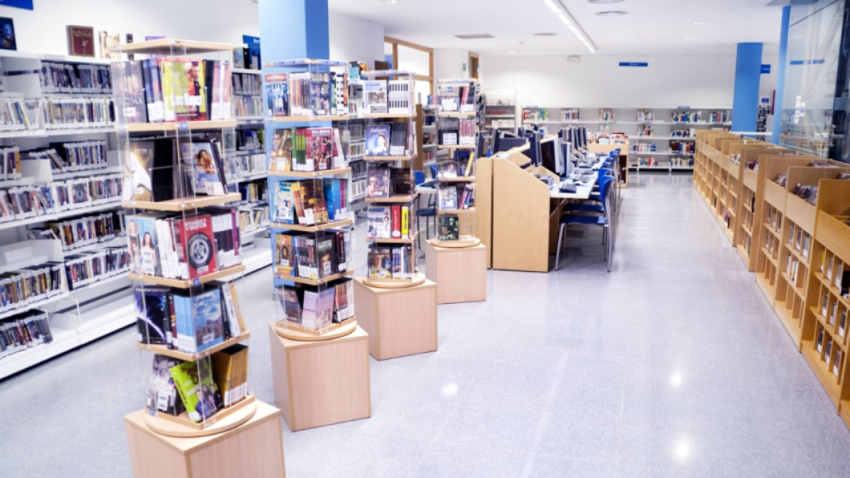 Cuentos en inglés en la biblioteca de Cambrils de la mano de alumnos de la URV