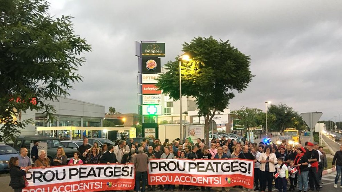 Marxa lenta entre Cunit i Segur per reclamar la gratuïtat de la C-32