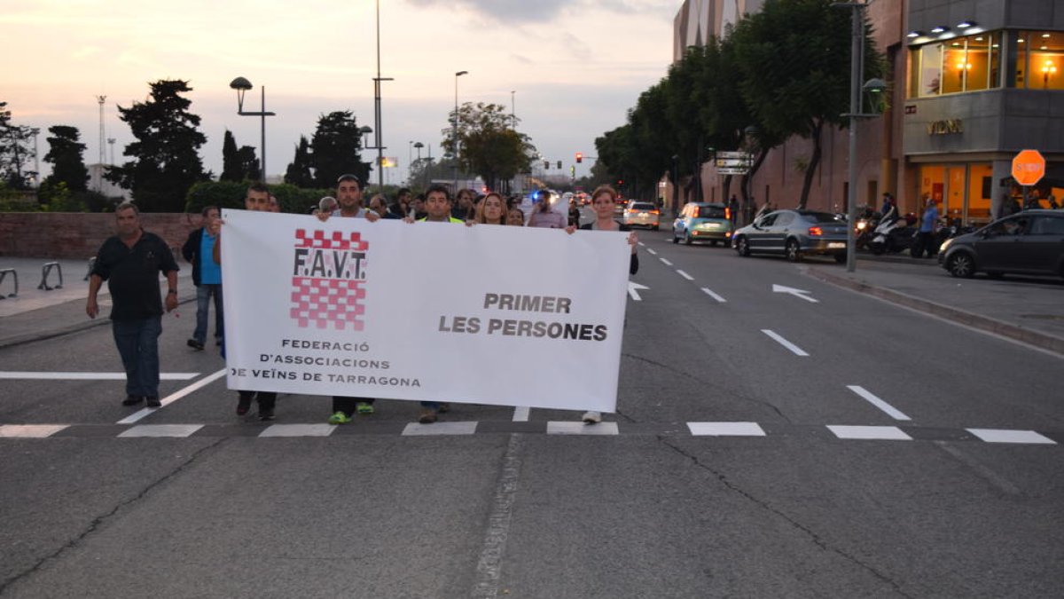 Casi un centenar de personas se manifiesta para reivindicar mejoras en los barrios