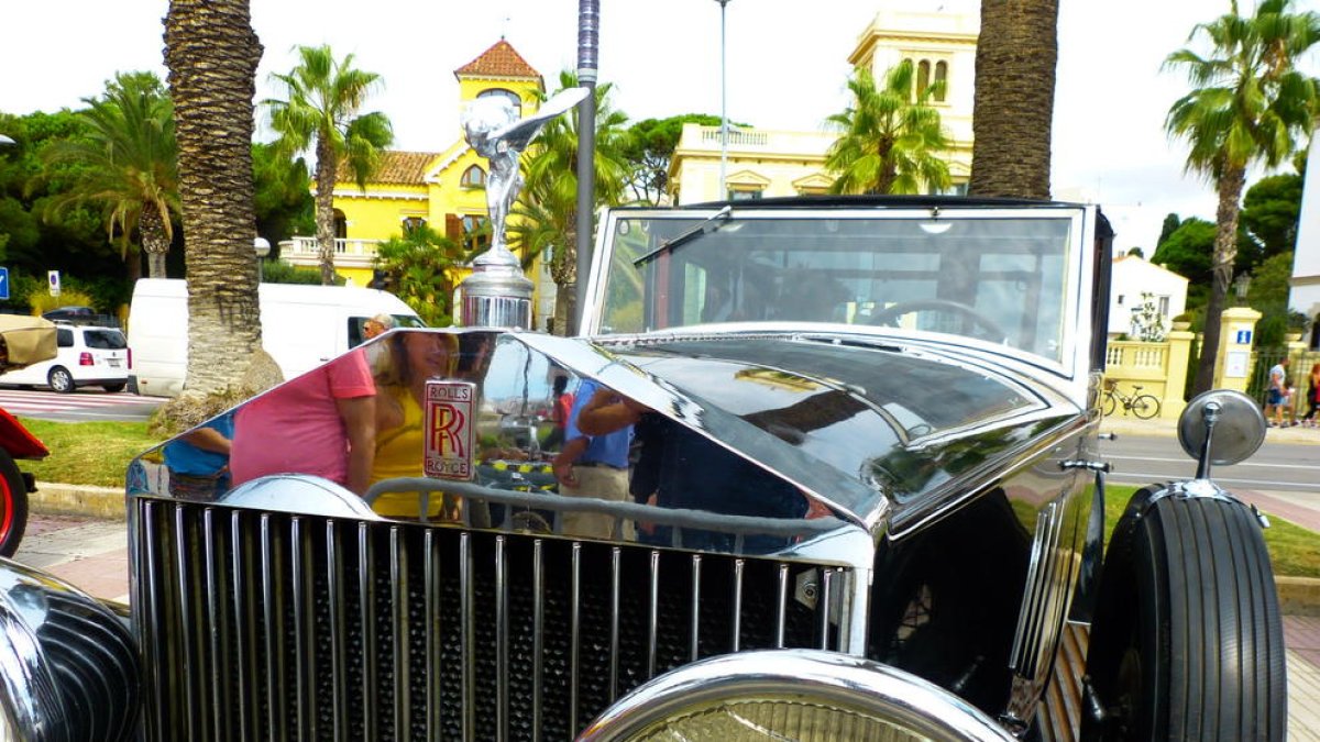 Cotxes clàssics inunden el passeig de Salou