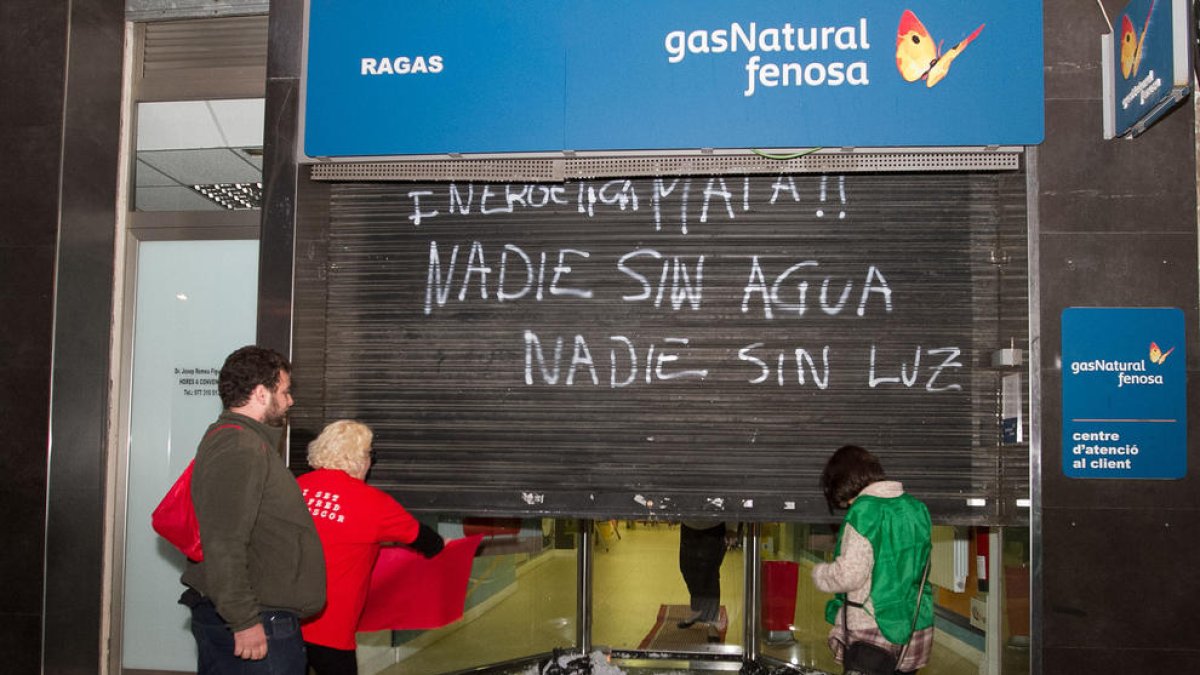 La PAH de Reus omple de papers esmicolats la seu de Gas Natural Fenosa a la ciutat
