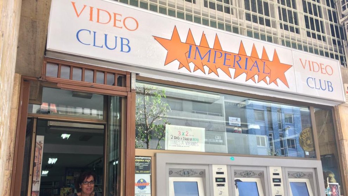 Les plataformes de cinema 'online' 'escanyen' els últims videoclubs