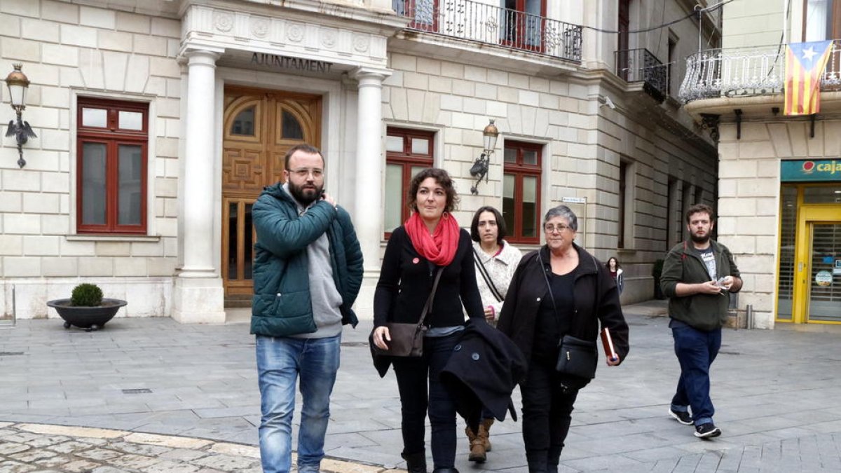 Els representants de l'Aliança contra la Pobresa Energètica (APE) i la Plataforma d'Afectats per la Hipoteca de Reus sortint del consistori.
