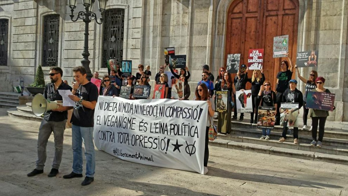 Una cinquantena de persones reivindiquen el veganisme a Tarragona
