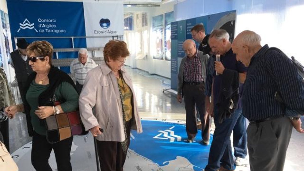 Quaranta veïns d'Alcanar visiten la planta de potabilització del Consorci d'Aigües  a l'Ampolla