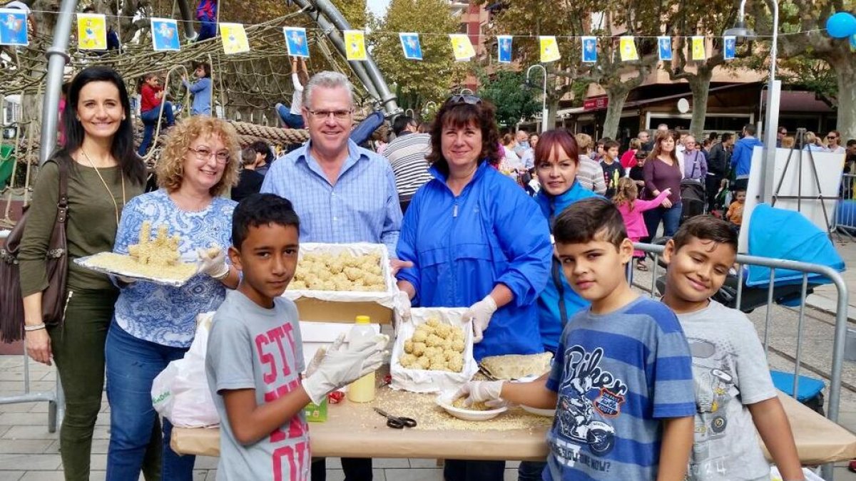 Els joves de Salou participen en l'elaboració festiva de panellets