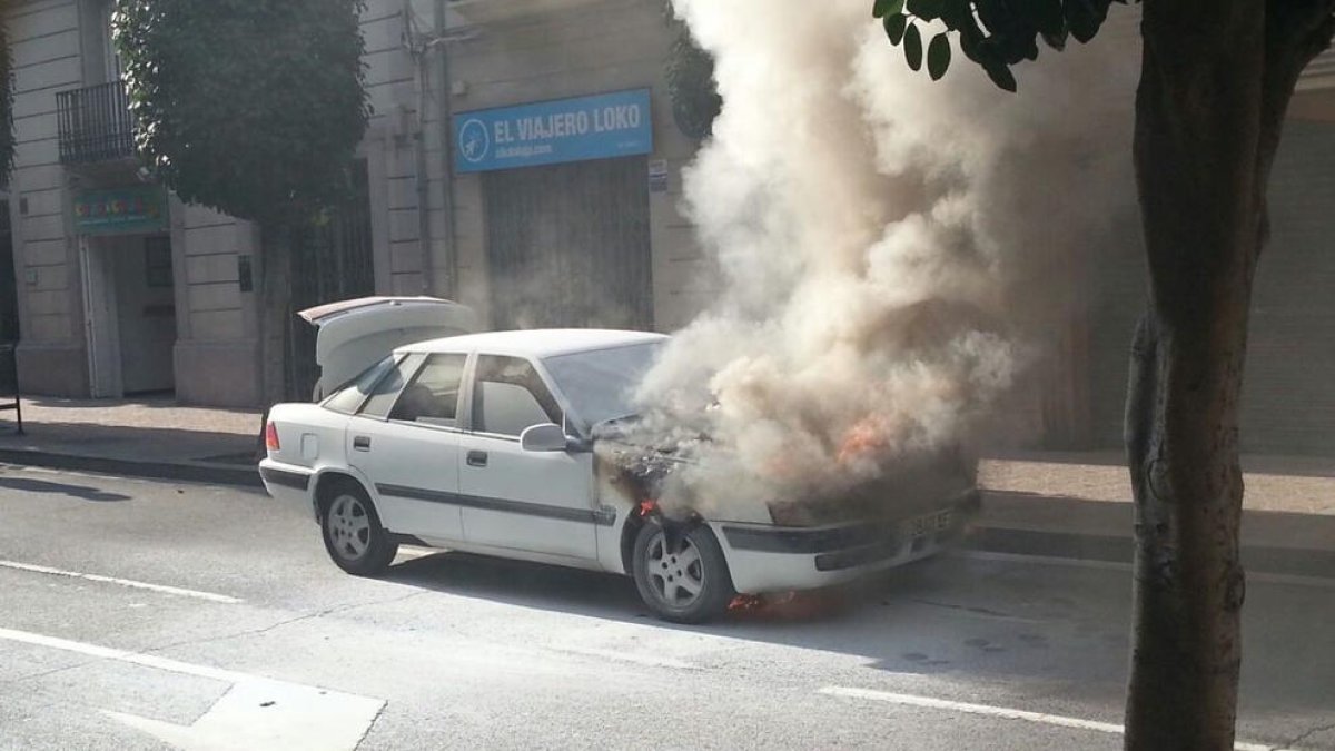 Crema un cotxe al Raval de Robuster de Reus