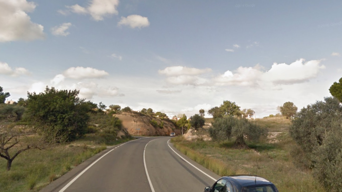 La sortida de via d'un camió obliga a tallar el pas a la resta de vhicles pesants a Rasquera