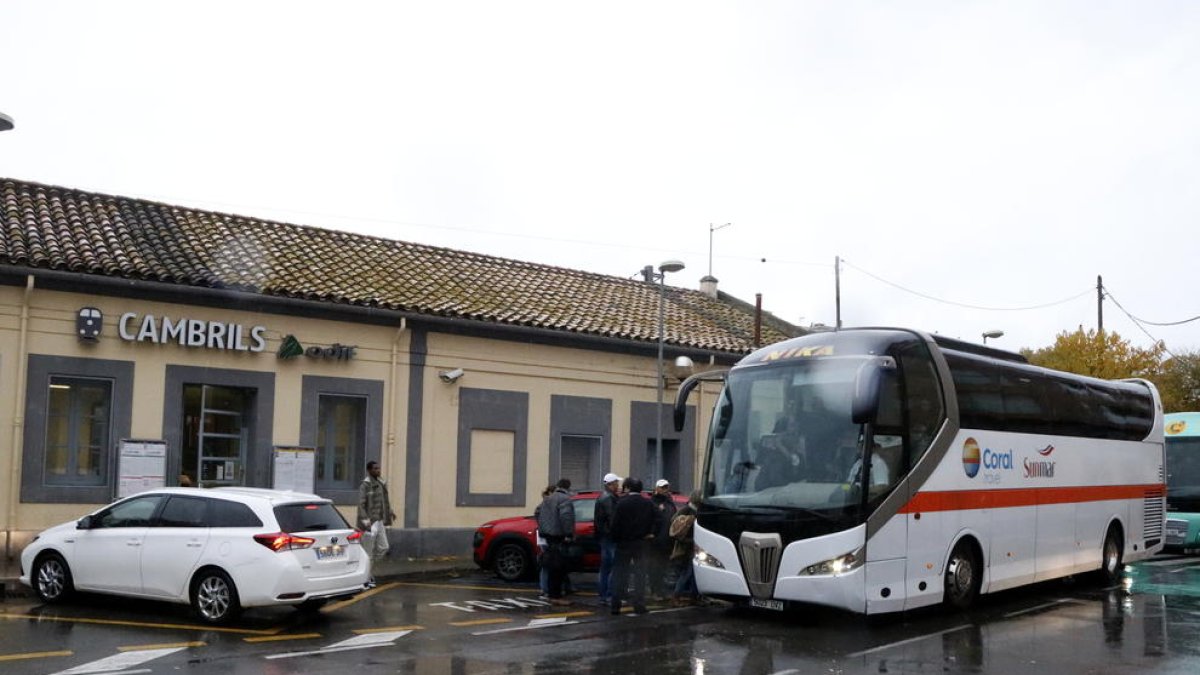 Un dels autocars que han realitzat el transbord de passatgers a Cambrils.