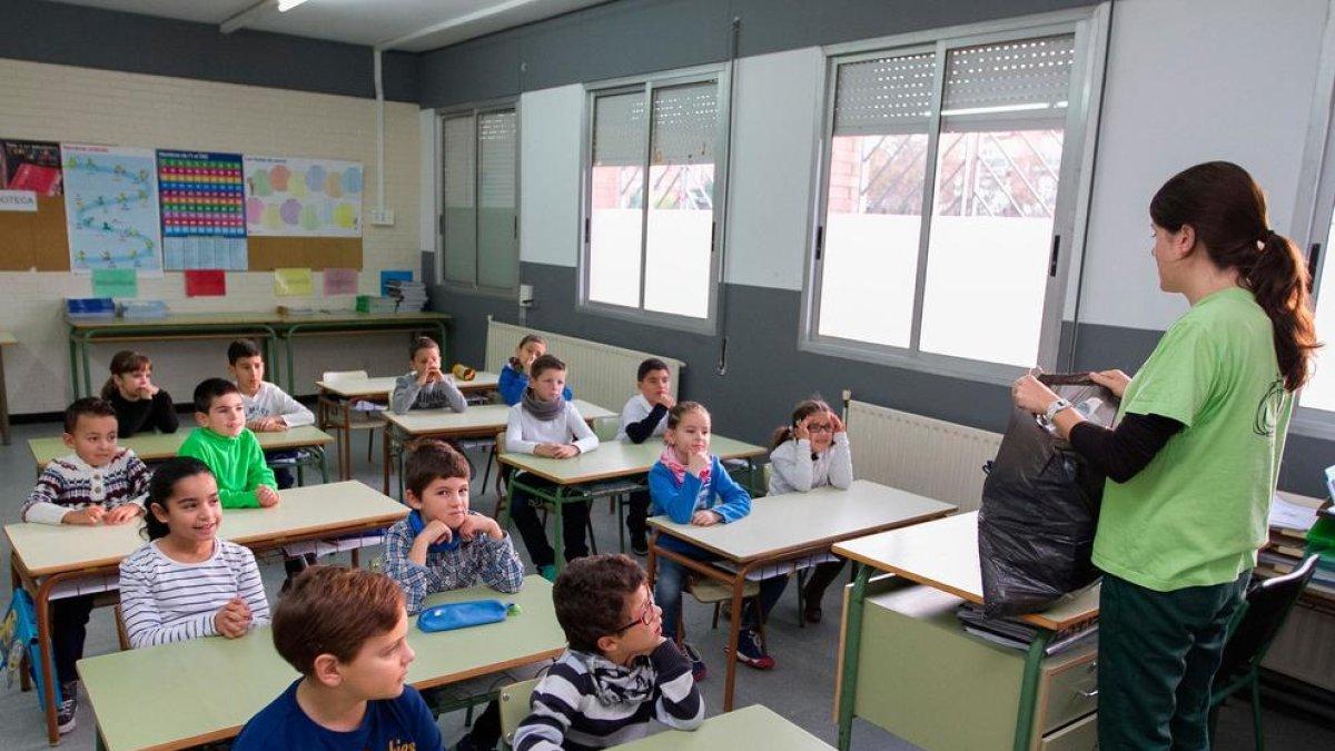 Niños que descubren qué se esconde dentro del camión del centro de reciclaje